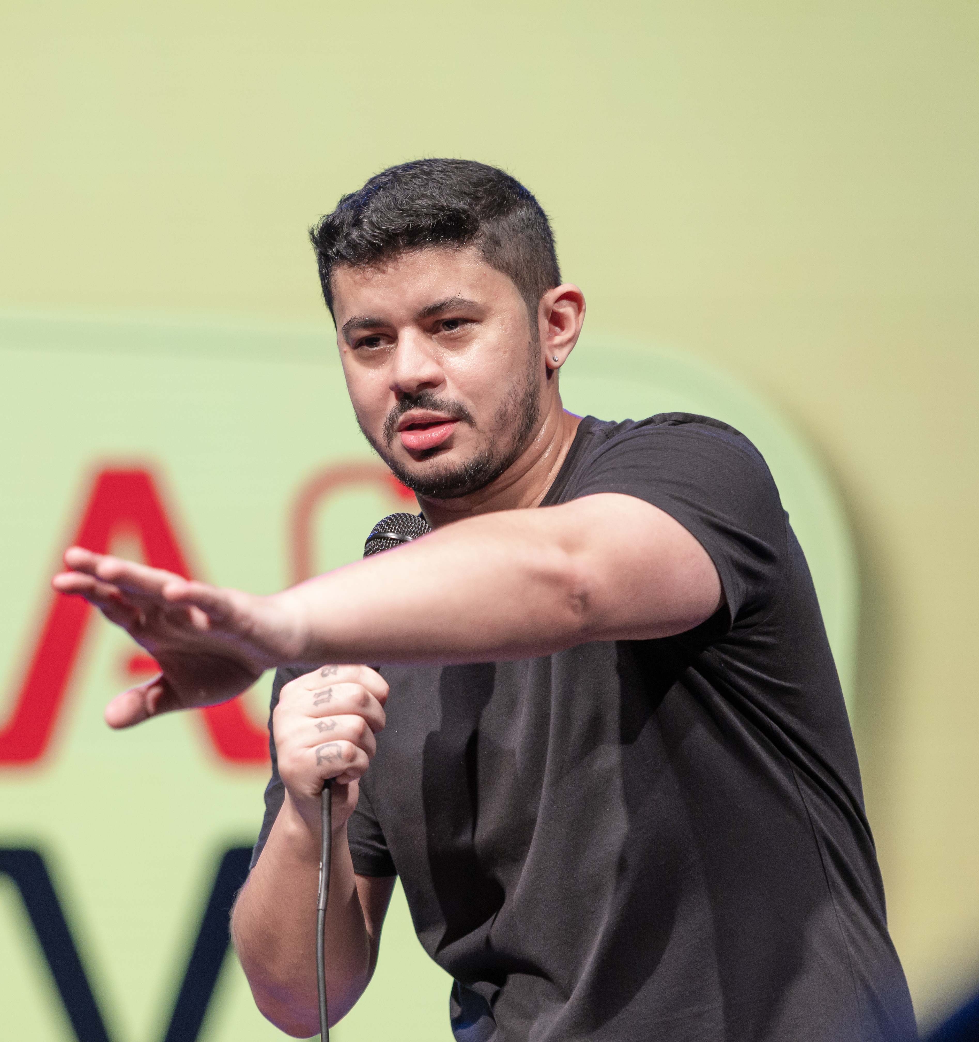 Rafael Albino em apresentação de stand-up